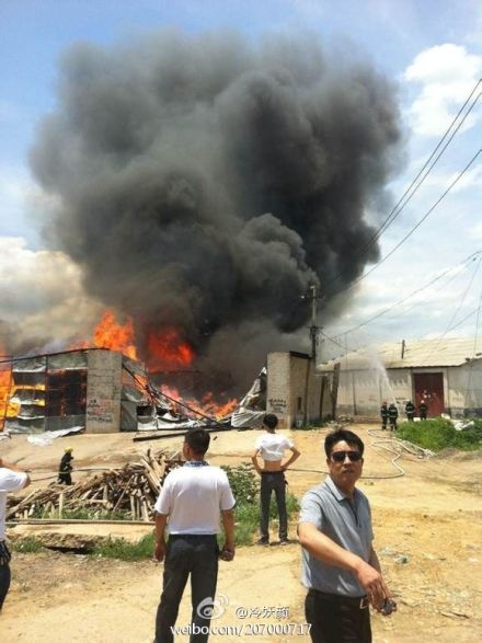 长沙仓库起火 现场有轮胎和机油仓库不断在爆炸