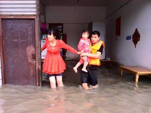 暴雨困住4千余群众 成都消防救援进行时