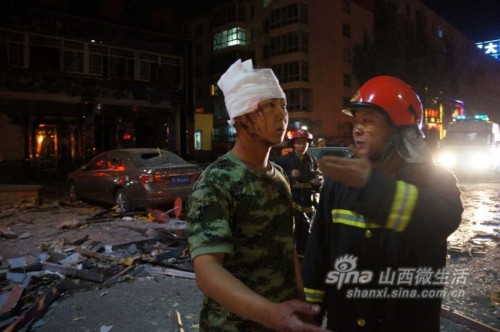 山西朔州饭店爆炸现场照 消防人员满头血/图