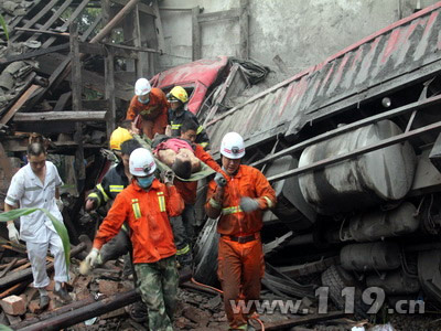 组图：水泥运输车撞进民宅 消防生死营救