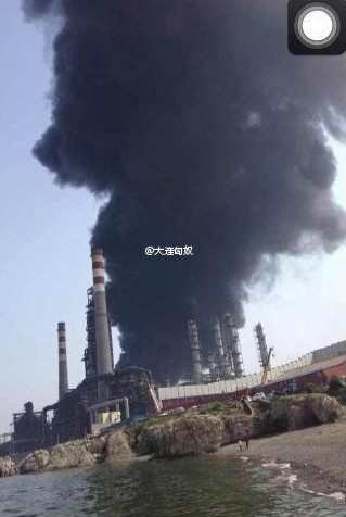 大连石油厂爆炸事故已致2死2失踪/图