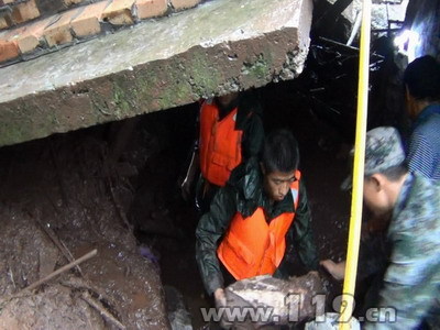 暴雨突袭昭通山体滑坡 民房夷平3娃被埋/图