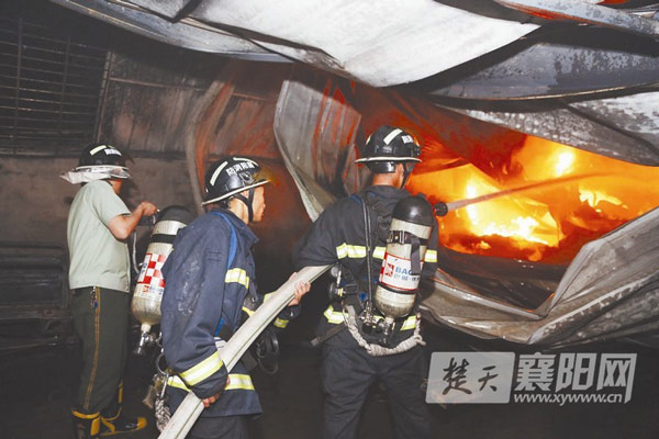 驾校厂房起火 宜城襄阳两地消防联手灭火