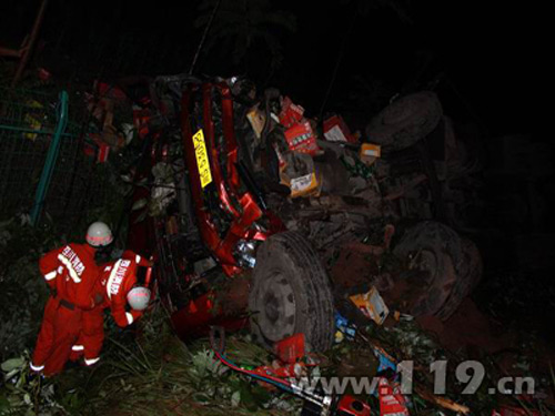 大货车飞出公路车头反方向翻转 司机死亡/图