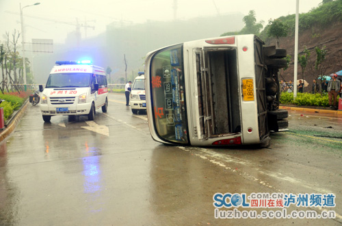 满载27人客车发生车祸侧翻 消防紧急救援