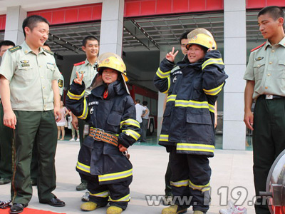 江苏射阳少年军校进警营 学习消防乐翻天