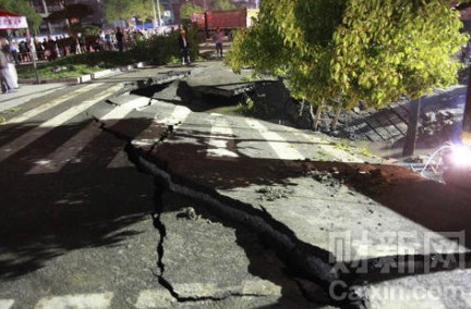 湖北荆州闹市区一道路发生大面积塌陷/图