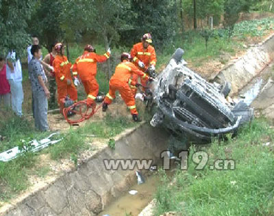 轿车爆胎翻车一死四伤 消防扩张救援