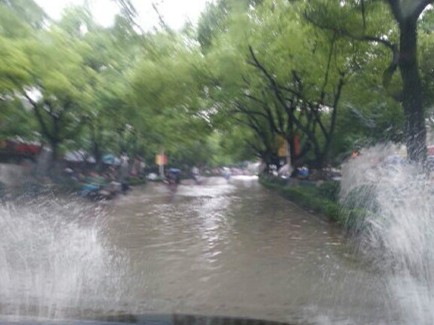 广西桂林发布暴雨红色预警 多人被困/图