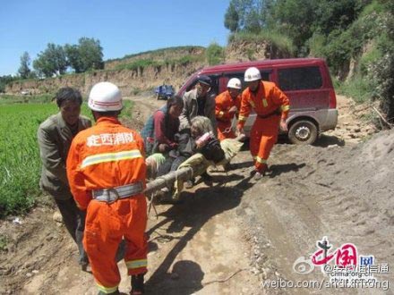 组图：甘肃定西地震已致47人死 296人重伤