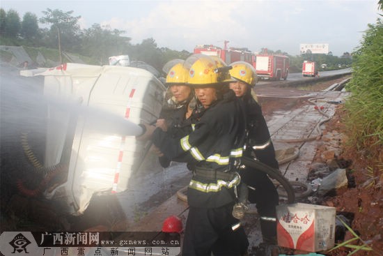 高速路口12吨油罐车侧翻 消防5小时抢险救援