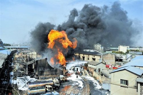 东西湖区发生爆炸 消防官兵喷百吨泡沫灭火