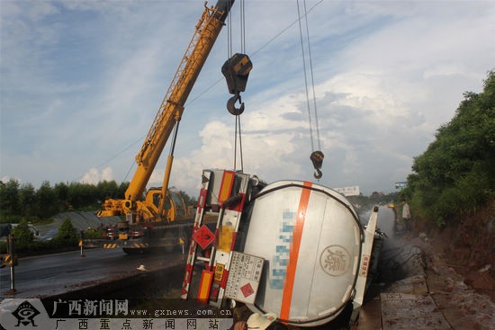 高速路口12吨油罐车侧翻 消防5小时抢险救援