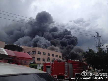 组图：深圳中裕电器厂起火 130名消防灭火