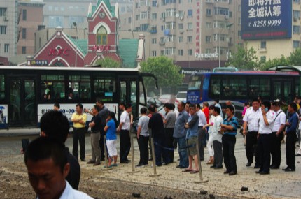 组图：大连友好广场地下管道爆炸 炸出大坑