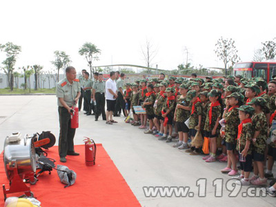 江苏射阳少年军校进警营 学习消防乐翻天