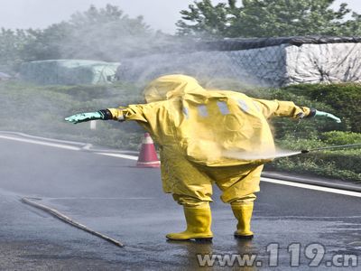 两车追尾剧毒黄磷泄漏 消防穿防化服排险