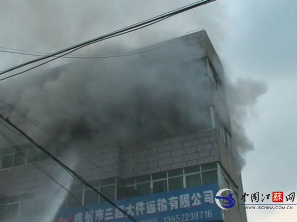 徐州居民楼起火爆炸 窗户炸飞砸中楼下轿车