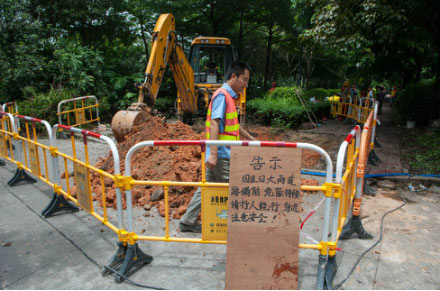 组图：深圳今年第9次地陷 祖孙二人跌落