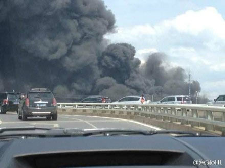 长沙仓库起火 现场有轮胎和机油仓库不断在爆炸