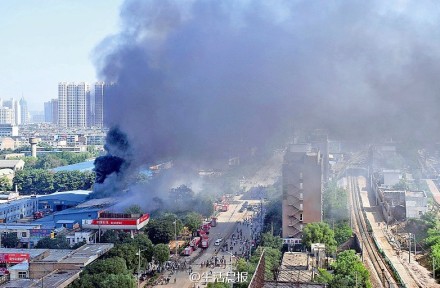 现场直击：太原一汽车用品超市突燃大火