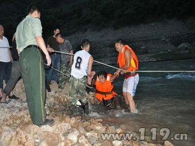 水库泄洪2人被困河中 消防水中营救/图