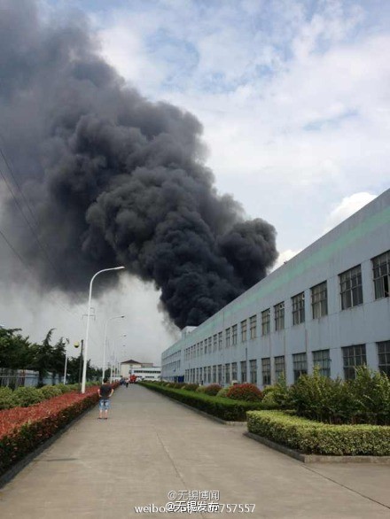 无锡堰桥工业园工厂起火 24消防车赶赴