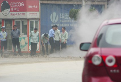 组图：大连友好广场地下管道爆炸 炸出大坑