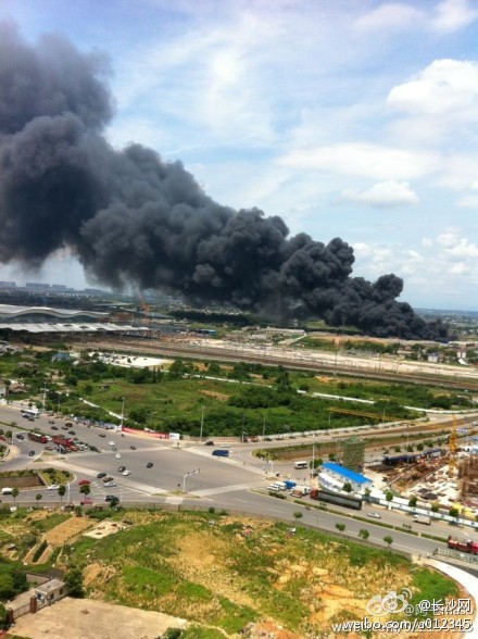 组图：长沙高铁站附近一仓库起火 伴有爆炸