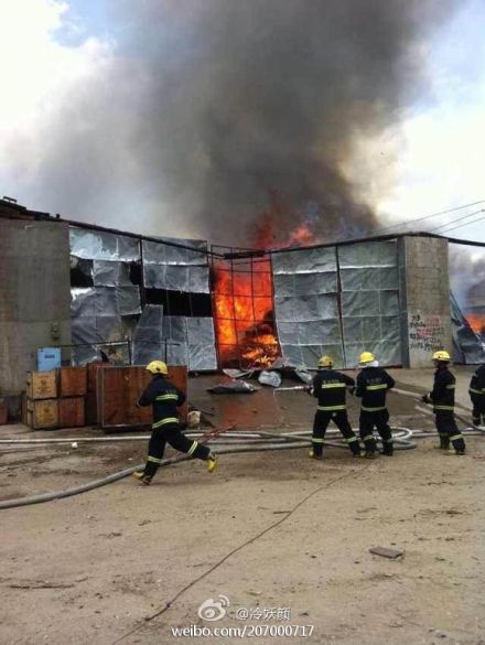 长沙仓库起火 现场有轮胎和机油仓库不断在爆炸