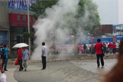 组图：大连友好广场地下管道爆炸 炸出大坑