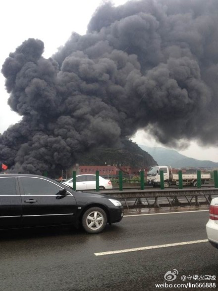 组图：温州一塑料工厂起火 黑烟滚滚