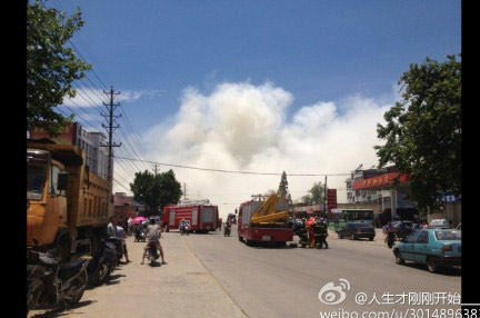 湖北随州生物化工厂爆炸 1米高铁桶全飞上天