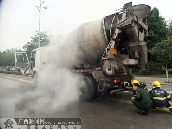 水泥罐车消防队门口后轮着火 官兵3分钟灭火