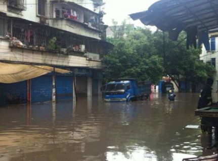 广西桂林发布暴雨红色预警 多人被困/图