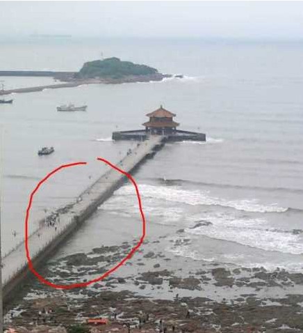 组图：青岛栈桥被海浪击垮 电缆燃起大火