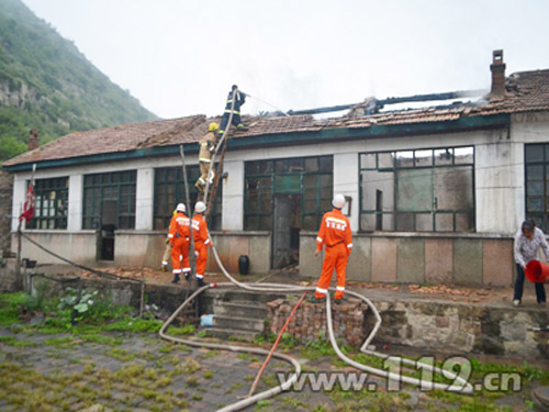 荒山旁五间平房着火 太原消防铺设水带扑灭