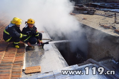 电视机爆炸起火烧毁房屋 消防驰援/图