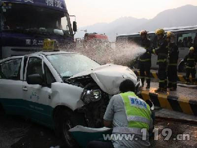 油门当刹车 高速收费口货车撞飞无辜出租/图