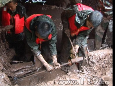 暴雨突袭昭通山体滑坡 民房夷平3娃被埋/图