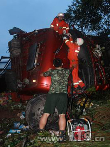 大货车飞出公路车头反方向翻转 司机死亡/图