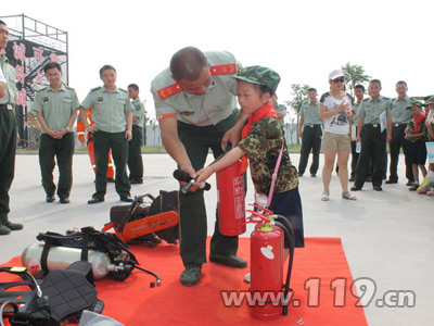 江苏射阳少年军校进警营 学习消防乐翻天