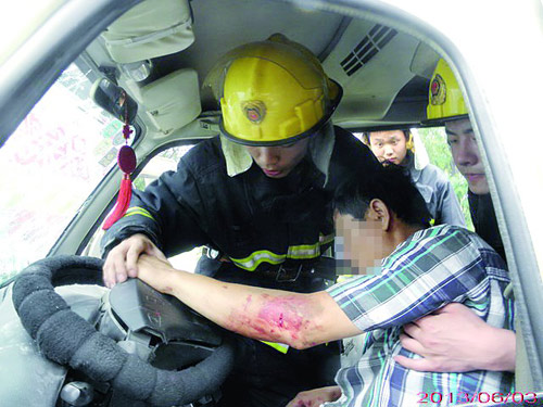 石家庄：两车相撞 消防营救被困司机/图