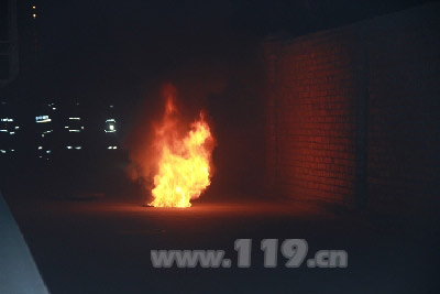 地下井突然爆炸喷出火舌 消防等多部门排险