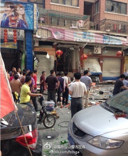 组图：福州学生街广场小吃店爆炸致1死2伤