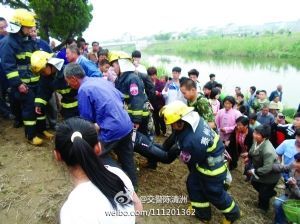 少年跳河救后妈双双溺亡 母子俩抱在一起