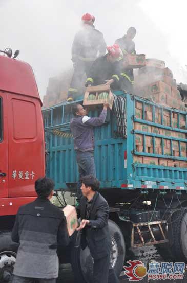 京台高速货车爆胎起火 半车西瓜被烤焦