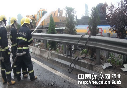 柴油车躲避车辆撞护栏侧翻 石家庄消防急救