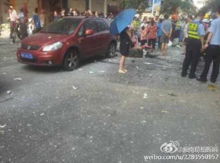 组图：福州学生街广场小吃店爆炸致1死2伤