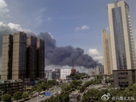 组图：直击长沙火车南站附近仓库爆炸起火现场